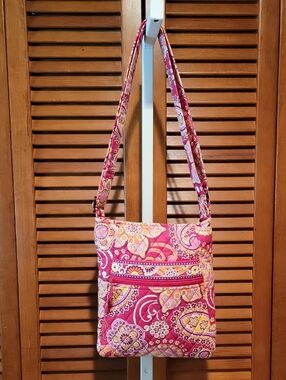 VERA BRADLEY RASPBERRY FIZZ  PAISLEY QUILTED HIPSTER CROSSBODY BAG